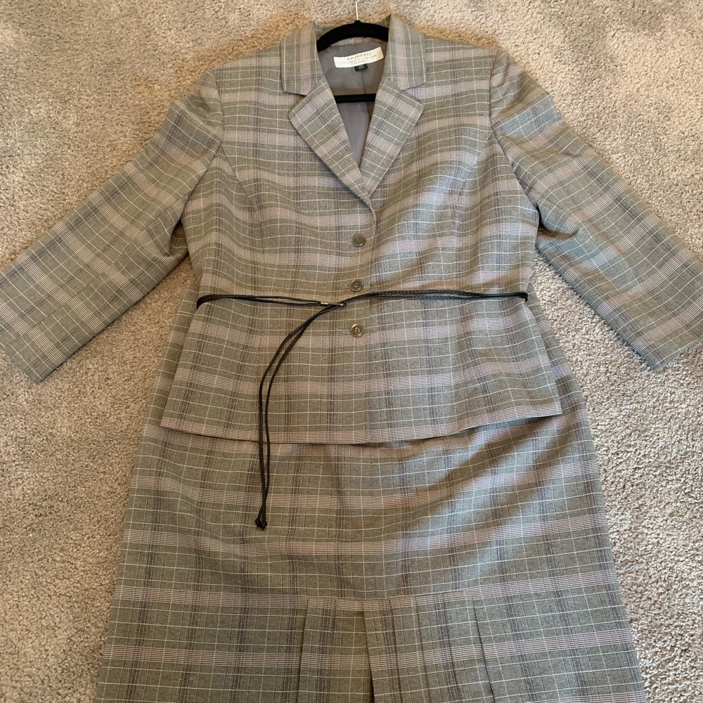 Beautiful Petite Tahari suit